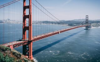 découvrez l'ingénierie fascinante des ponts suspendus, des merveilles architecturales alliant élégance et robustesse. explorez leur fonctionnement, leur histoire et leur impact sur le paysage urbain.