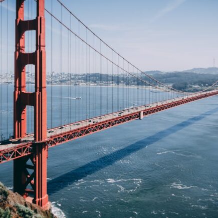découvrez l'ingénierie fascinante des ponts suspendus, des merveilles architecturales alliant élégance et robustesse. explorez leur fonctionnement, leur histoire et leur impact sur le paysage urbain.