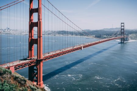 découvrez l'ingénierie fascinante des ponts suspendus, des merveilles architecturales alliant élégance et robustesse. explorez leur fonctionnement, leur histoire et leur impact sur le paysage urbain.