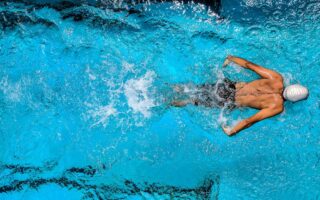 découvrez le monde fascinant de la natation ! que vous soyez débutant ou nageur confirmé, plongez dans nos conseils, techniques et bienfaits de ce sport aquatique. profitez de l'été, tonifiez votre corps et améliorez votre condition physique grâce à la natation.