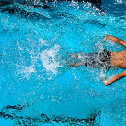 découvrez le monde fascinant de la natation ! que vous soyez débutant ou nageur confirmé, plongez dans nos conseils, techniques et bienfaits de ce sport aquatique. profitez de l'été, tonifiez votre corps et améliorez votre condition physique grâce à la natation.