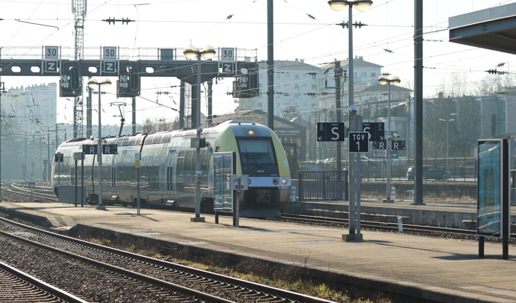 découvrez le tgv, le train à grande vitesse qui révolutionne le transport en france. voyagez rapidement et confortablement à travers les plus belles régions françaises, tout en profitant d'un service de qualité et de paysages à couper le souffle.