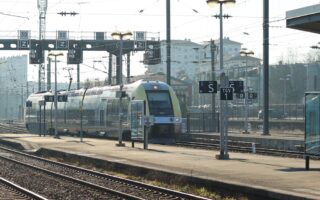 découvrez le tgv, le train à grande vitesse qui révolutionne le transport en france. voyagez rapidement et confortablement à travers les plus belles régions françaises, tout en profitant d'un service de qualité et de paysages à couper le souffle.