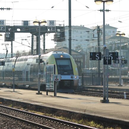 découvrez le tgv, le train à grande vitesse qui révolutionne le transport en france. voyagez rapidement et confortablement à travers les plus belles régions françaises, tout en profitant d'un service de qualité et de paysages à couper le souffle.