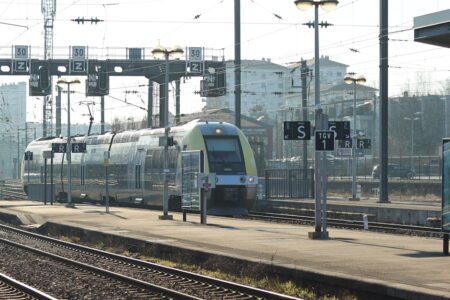 découvrez le tgv, le train à grande vitesse qui révolutionne le transport en france. voyagez rapidement et confortablement à travers les plus belles régions françaises, tout en profitant d'un service de qualité et de paysages à couper le souffle.