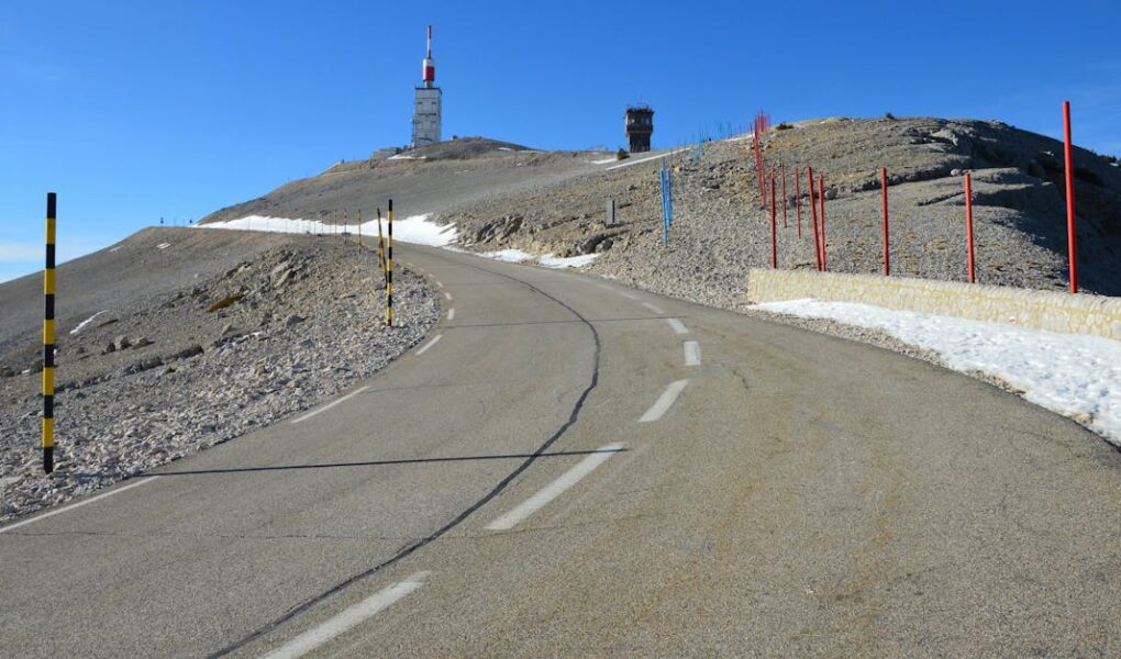 découvrez le tour de france, l'événement cycliste emblématique qui parcourt les plus beaux paysages de france. suivez les coureurs, vivez l'excitation de chaque étape et plongez dans l'histoire et la passion de la plus grande course de cyclisme au monde.