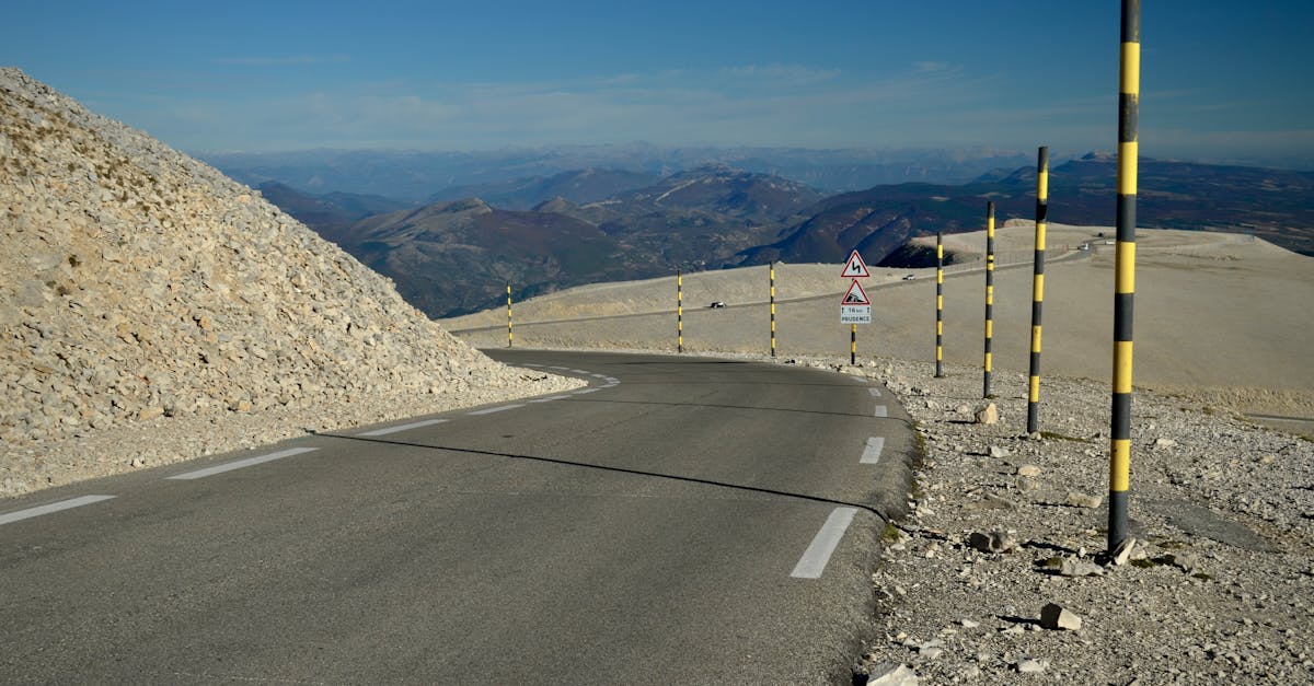 découvrez l'excitation du tour de france, la compétition cycliste emblématique qui traverse des paysages spectaculaires et unit des passionnés de vélo du monde entier. suivez les coureurs à travers les étapes légendaires et vivez la magie de cet événement sportif incontournable.