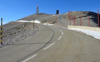 découvrez le tour de france, l'événement cycliste emblématique qui parcourt les plus beaux paysages de france. suivez les coureurs, vivez l'excitation de chaque étape et plongez dans l'histoire et la passion de la plus grande course de cyclisme au monde.