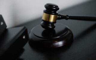 découvrez le verdict tant attendu qui détermine le sort des protagonistes. plongez dans l'analyse des implications juridiques et des ramifications sociales qui en découlent. ne manquez pas les détails essentiels qui entourent cette décision cruciale.