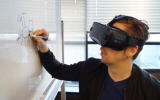 découvrez l'univers fascinant de la réalité virtuelle, où la technologie repousse les limites de l'immersion. explorez des mondes virtuels captivants, vivez des expériences inédites et interagissez avec des environnements en 3d qui transformeront votre perception du réel.