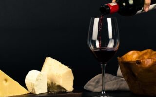 découvrez l'univers fascinant du vin, de ses cépages variés à ses terroirs uniques. plongez dans des informations sur les meilleures régions viticoles, des conseils de dégustation et des accords mets-vins pour enrichir votre expérience œnologique.