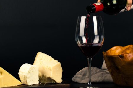 découvrez l'univers fascinant du vin, de ses cépages variés à ses terroirs uniques. plongez dans des informations sur les meilleures régions viticoles, des conseils de dégustation et des accords mets-vins pour enrichir votre expérience œnologique.