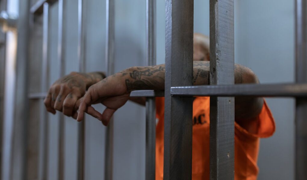 découvrez ce que signifie le terme 'arrest' en français, ses différentes utilisations en droit, et les étapes clés d'une arrestation selon la législation.