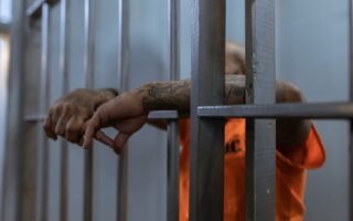 découvrez ce que signifie le terme 'arrest' en français, ses différentes utilisations en droit, et les étapes clés d'une arrestation selon la législation.