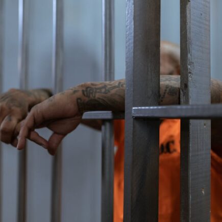 découvrez ce que signifie le terme 'arrest' en français, ses différentes utilisations en droit, et les étapes clés d'une arrestation selon la législation.