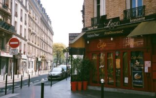 découvrez authentic paris : explorez la capitale française à travers ses lieux emblématiques, ses expériences culturelles uniques et ses trésors cachés. vivez paris comme un véritable parisien !