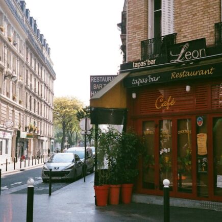 découvrez authentic paris : explorez la capitale française à travers ses lieux emblématiques, ses expériences culturelles uniques et ses trésors cachés. vivez paris comme un véritable parisien !