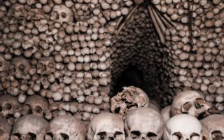 découvrez l’histoire fascinante des catacombes : un réseau souterrain mystérieux, chargé de légendes, où reposent de nombreux secrets et ossements sous la ville.