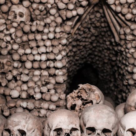 découvrez l’histoire fascinante des catacombes : un réseau souterrain mystérieux, chargé de légendes, où reposent de nombreux secrets et ossements sous la ville.