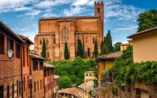 découvrez l'histoire, l'architecture et la spiritualité des églises à travers le monde. explorez les merveilles des lieux de culte, leur importance culturelle et leur impact sur les communautés locales.