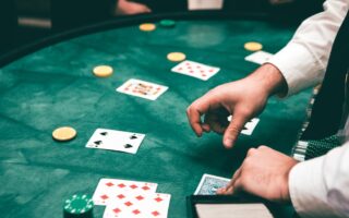 découvrez le métier de dealer : rôle, responsabilités, risques et cadre légal en france. informez-vous sur la réalité de cette profession souvent entourée de mystère et de préjugés.