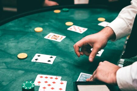 découvrez le métier de dealer : rôle, responsabilités, risques et cadre légal en france. informez-vous sur la réalité de cette profession souvent entourée de mystère et de préjugés.
