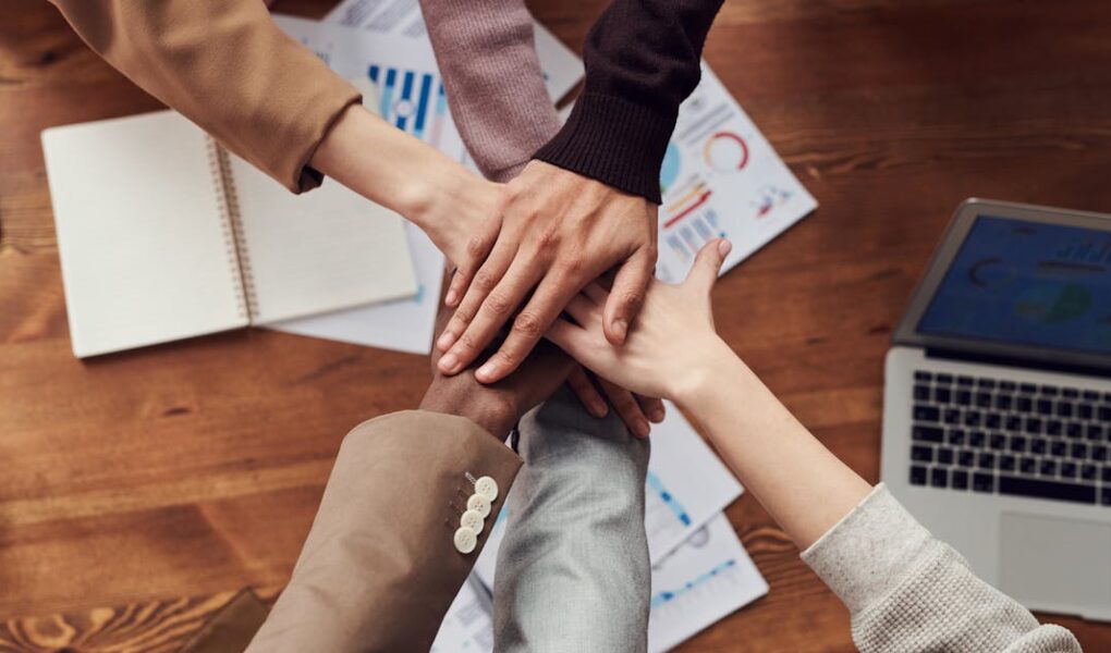 découvrez l'importance de la diversité dans notre société. explorez comment la diversité culturelle, ethnique et sociale enrichit nos vies, favorise l'inclusion et stimule l'innovation. apprenez à célébrer les différences et à créer un environnement harmonieux et respectueux pour tous.
