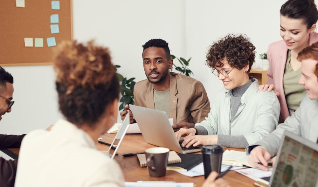 découvrez la diversité: définition, enjeux, inclusion, avantages en entreprise, exemples concrets et bonnes pratiques pour promouvoir l’équité.