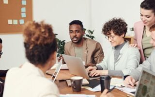 découvrez la diversité: définition, enjeux, inclusion, avantages en entreprise, exemples concrets et bonnes pratiques pour promouvoir l’équité.