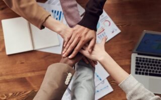 découvrez l'importance de la diversité dans notre société. explorez comment la diversité culturelle, ethnique et sociale enrichit nos vies, favorise l'inclusion et stimule l'innovation. apprenez à célébrer les différences et à créer un environnement harmonieux et respectueux pour tous.