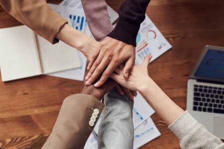 découvrez l'importance de la diversité dans notre société. explorez comment la diversité culturelle, ethnique et sociale enrichit nos vies, favorise l'inclusion et stimule l'innovation. apprenez à célébrer les différences et à créer un environnement harmonieux et respectueux pour tous.