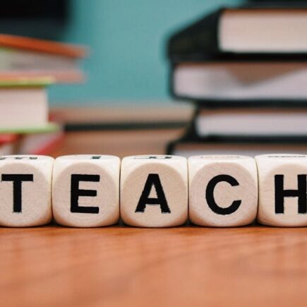découvrez comment un éducateur joue un rôle clé dans l'apprentissage et le développement des élèves, en inspirant et en guidant chaque individu vers son plein potentiel. apprenez-en plus sur les techniques pédagogiques, l'importance de l'éducation inclusive, et comment les éducateurs façonnent l'avenir de la société.