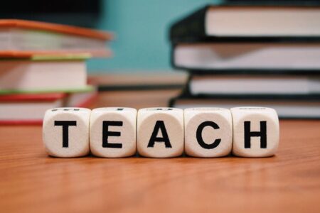 découvrez comment un éducateur joue un rôle clé dans l'apprentissage et le développement des élèves, en inspirant et en guidant chaque individu vers son plein potentiel. apprenez-en plus sur les techniques pédagogiques, l'importance de l'éducation inclusive, et comment les éducateurs façonnent l'avenir de la société.