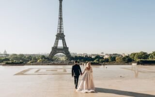 découvrez emily in paris, la série romantique et glamour qui suit les aventures d'une jeune américaine à paris entre amour, travail et découvertes culturelles. plongez dans l’univers chic et pétillant de la capitale française !