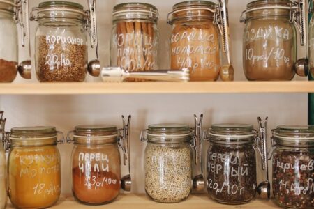 découvrez comment adopter un mode de consommation responsable grâce à l'ethical shopping : conseils, astuces et solutions pour acheter de façon éthique et durable tout en respectant la planète et les travailleurs.