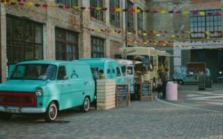 découvrez l'univers des food trucks, où des chefs passionnés vous proposent des plats savoureux issus de cuisines du monde entier. profitez de la street food à son meilleur avec une variété de menus qui raviront vos papilles. suivez nos actualités et trouvez les meilleurs food trucks près de chez vous!