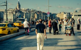 découvrez des rencontres locales authentiques : faites de nouvelles connaissances près de chez vous, échangez et partagez des expériences uniques dans votre région.