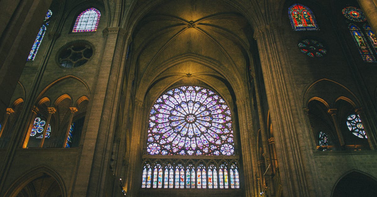 découvrez le paris médiéval : ses monuments emblématiques, ses ruelles historiques et l'ambiance unique d'une époque fascinante. plongez au cœur de la capitale au moyen âge !