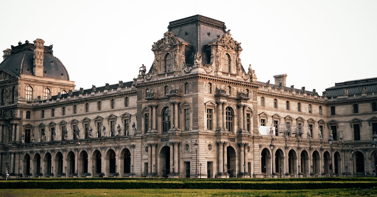 plongez dans le paris médiéval : découvrez ses monuments, son histoire fascinante et ses secrets bien gardés à travers une exploration unique de la capitale au moyen âge.
