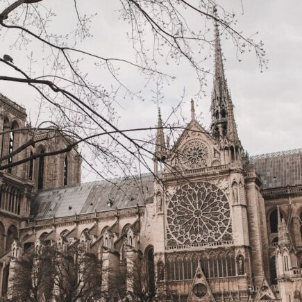 découvrez le paris médiéval : son histoire fascinante, ses monuments emblématiques et les trésors cachés de la capitale durant le moyen âge. immergez-vous dans l’ambiance unique de la vieille ville !