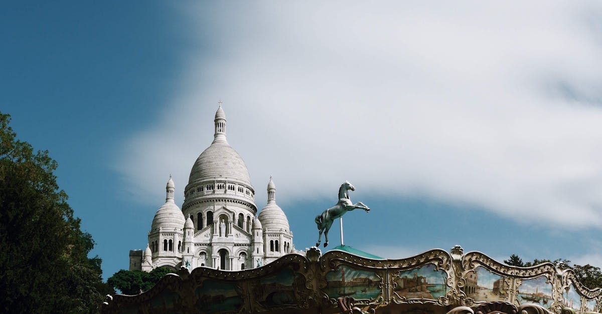 découvrez montmartre, le quartier emblématique de paris, célèbre pour ses ruelles pittoresques, ses artistes bohèmes et la basilique du sacré-cœur. plongez dans une atmosphère romantique et laissez-vous séduire par ses cafés, ateliers d'art et vues imprenables sur la ville lumière.