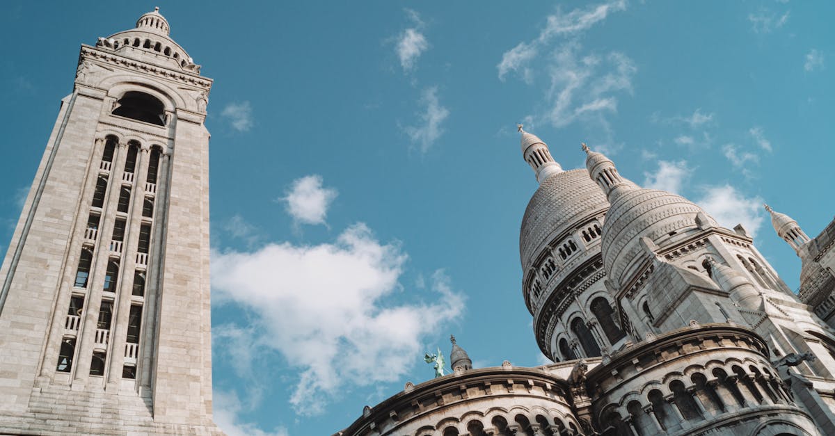 découvrez montmartre, le quartier emblématique de paris, réputé pour sa scène artistique vibrante, ses ruelles pittoresques et la majestueuse basilique du sacré-cœur. plongez dans l'histoire, la culture et la magie de ce lieu unique, tout en profitant de ses cafés charmants et de ses vues panoramiques sur la ville.