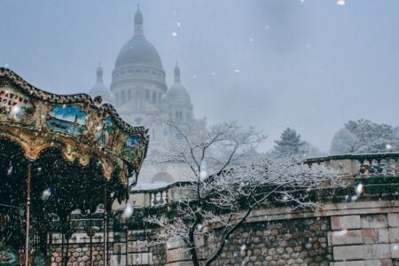 découvrez l'ambiance bohème de montmartre, un quartier emblématique de paris où l'art, l'histoire et la culture se rencontrent. explorez ses charmantes rues pavées, visitez la célèbre basilique du sacré-cœur et laissez-vous inspirer par la magie de ce lieu unique.