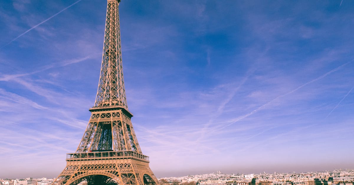découvrez paris, la ville lumière : ses monuments emblématiques, sa gastronomie raffinée, ses musées mondialement connus et son ambiance romantique. préparez votre séjour et explorez tout ce que paris a à offrir !