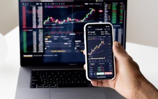 découvrez l'univers fascinant de la bourse de paris, son histoire, son fonctionnement et les clés pour investir avec succès sur le marché financier français. informez-vous sur les dernières tendances et les opportunités d'investissement à la paris stock exchange.