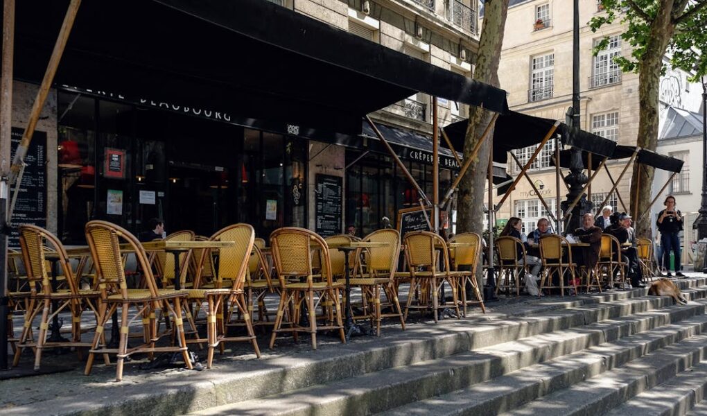 découvrez l'art de vivre à la parisienne : entre chic, culture et gastronomie, plongez dans l'élégance et le charme de paris à travers ses ruelles animées, ses cafés emblématiques et son ambiance unique.