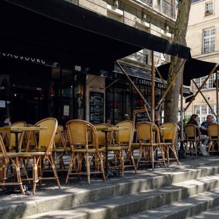 découvrez l'art de vivre à la parisienne : entre chic, culture et gastronomie, plongez dans l'élégance et le charme de paris à travers ses ruelles animées, ses cafés emblématiques et son ambiance unique.