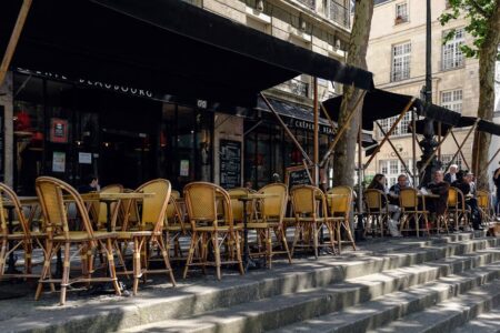 découvrez l'art de vivre à la parisienne : entre chic, culture et gastronomie, plongez dans l'élégance et le charme de paris à travers ses ruelles animées, ses cafés emblématiques et son ambiance unique.