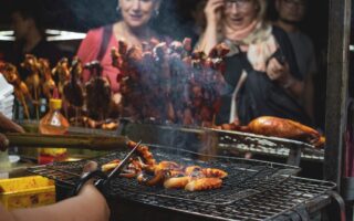 découvrez la street food : des saveurs authentiques, des recettes gourmandes et des spécialités du monde à savourer sur le pouce. voyagez à travers la cuisine de rue !