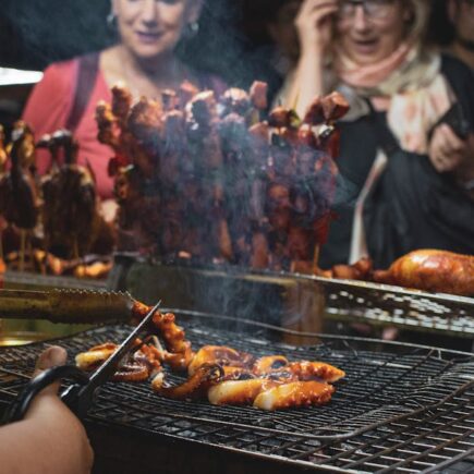 découvrez la street food : des saveurs authentiques, des recettes gourmandes et des spécialités du monde à savourer sur le pouce. voyagez à travers la cuisine de rue !